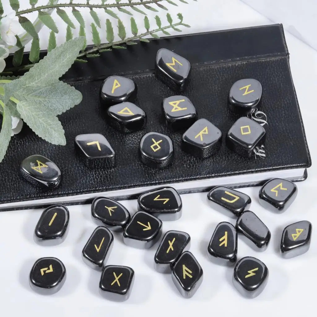 25 Stücke Schwarz Obsidian Rune Steine Set mit gravierten älteren Futhark-Alphabet- und unregelmäßigen Kristallsteinen für Meditation, Divination