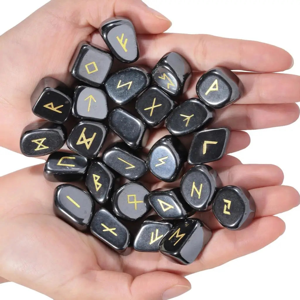 25 Stücke Schwarz Obsidian Rune Steine Set mit gravierten älteren Futhark-Alphabet- und unregelmäßigen Kristallsteinen für Meditation, Divination